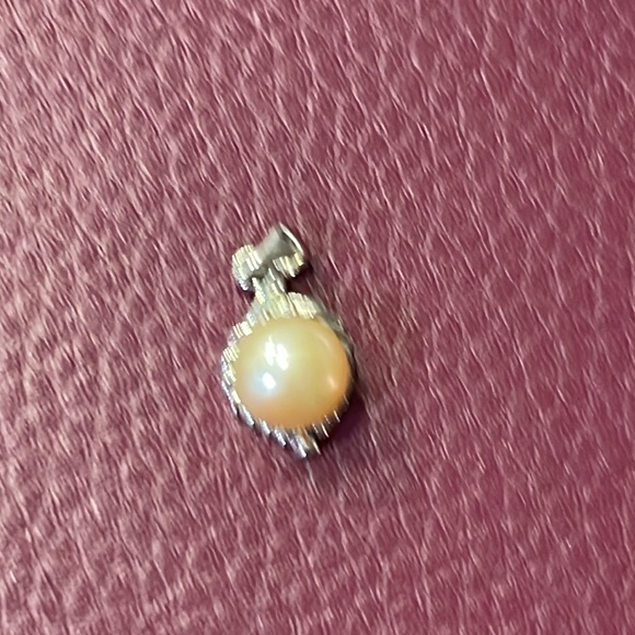 NWT-Pearl Earrings for Ladies - Picture 3 of 3